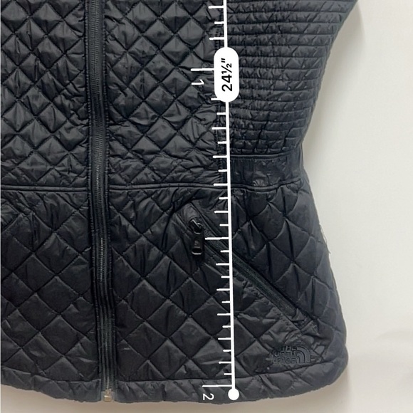 The North Face Quilted Zip Vest with elastic waistband and zipper pockets size M - Picture 15 of 15